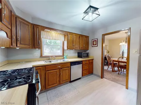 310 E 222nd St, Euclid, OH 44123 photo 8