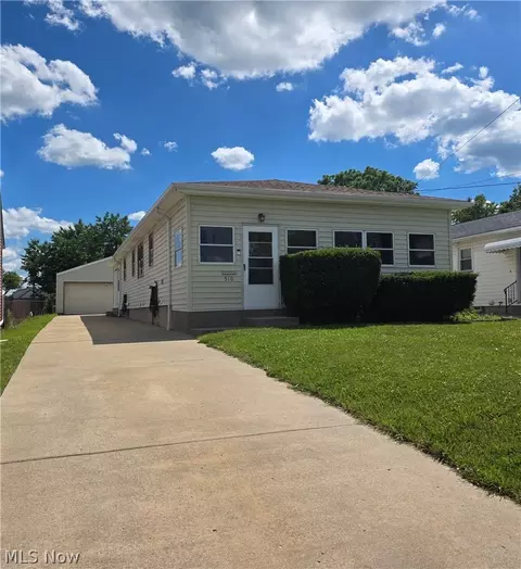510 W Maplewood Ave, Struthers, OH 44471