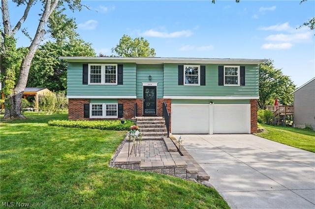 2904 Burr Oak Dr, Akron, OH 44333