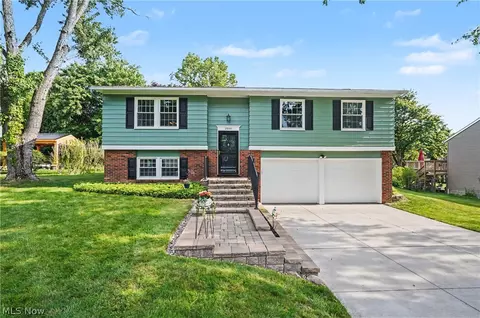 2904 Burr Oak Dr, Akron, OH 44333