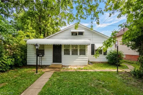 4313 W 52nd St, Cleveland, OH 44144