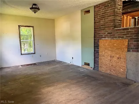 Living - 2388 Copley Rd, Copley, OH 44321 photo 2 of 3