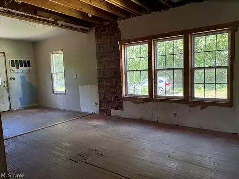 Living - 2388 Copley Rd, Copley, OH 44321 photo 3 of 3