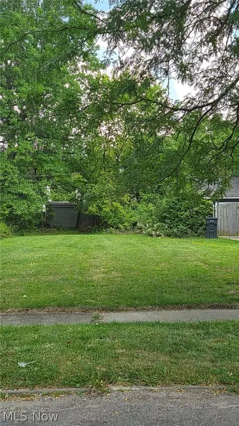 907 Nela View Rd, Cleveland Heights, OH 44112