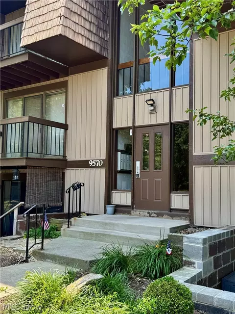 9570 Cove Dr, North Royalton, OH 44133