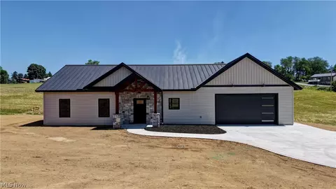 821 SW Miller Ave, Sugarcreek, OH 44681
