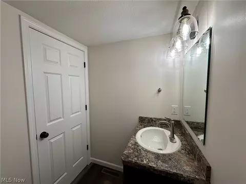 Bath - 371 Sexton St, Struthers, OH 44471 photo 1 of 5