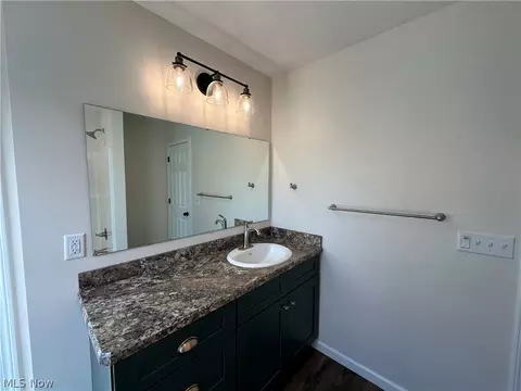 Bath - 371 Sexton St, Struthers, OH 44471 photo 3 of 5