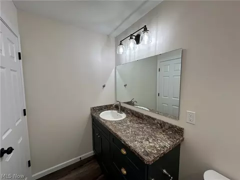 Bath - 371 Sexton St, Struthers, OH 44471 photo 5 of 5