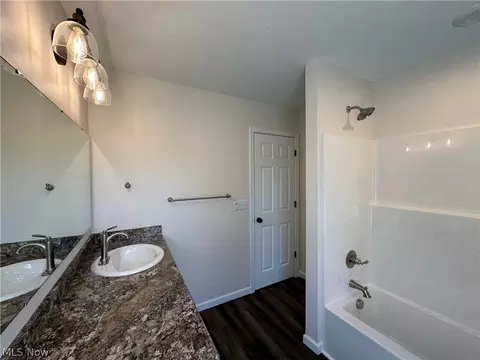Bath - 371 Sexton St, Struthers, OH 44471 photo 2 of 5