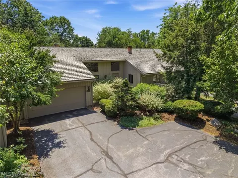 483 Concord Downs Ln, Aurora, OH 44202