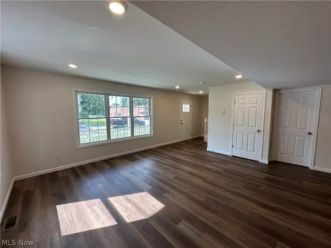 Living - 165 Sexton St, Struthers, OH 44471 photo 1 of 3