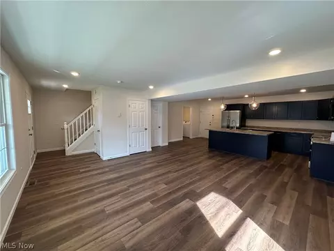 Living - 165 Sexton St, Struthers, OH 44471 photo 2 of 3