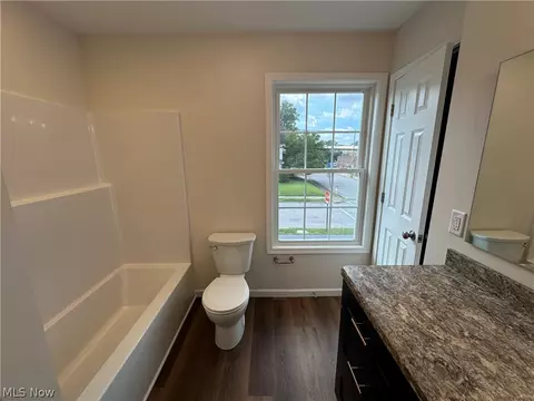 Bath - 165 Sexton St, Struthers, OH 44471 photo 2 of 5