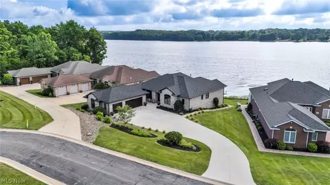 1004 Waters Edge Dr, Columbiana, OH 44408
