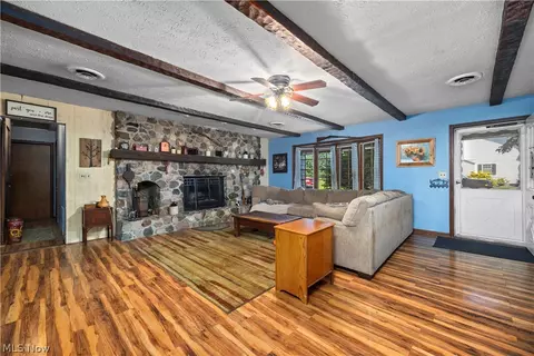 Living - 8134 Oberlin Rd, Elyria, OH 44035 photo 1 of 2