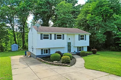 3678 Oakview Dr, Girard, OH 44420