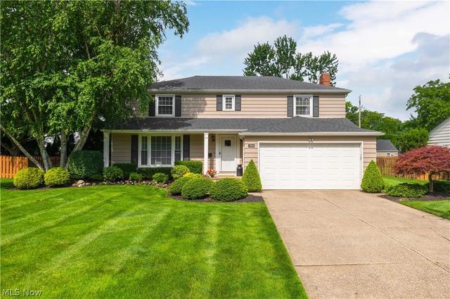 2808 W Asplin Dr, Rocky River, OH 44116