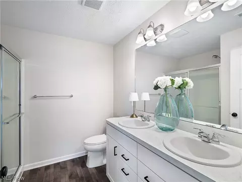 Bath - 4671 Boulder Ln, Lorain, OH 44053 photo 2 of 3