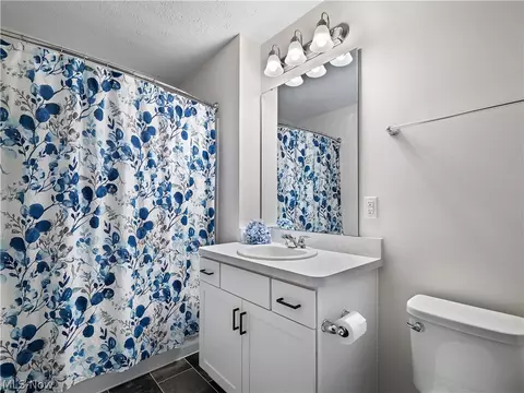 Bath - 4671 Boulder Ln, Lorain, OH 44053 photo 3 of 3