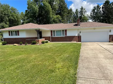 572 Thomas Ln, Girard, OH 44420