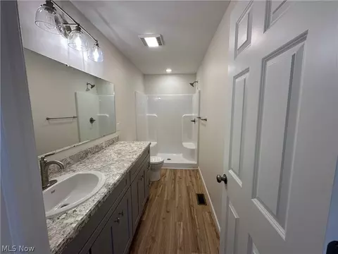 Bath - 90 Center St, Struthers, OH 44471 photo 1 of 4
