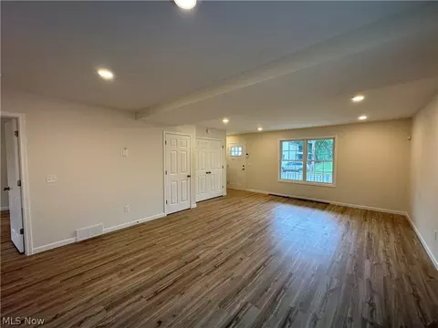 Living - 90 Center St, Struthers, OH 44471 photo 1 of 3