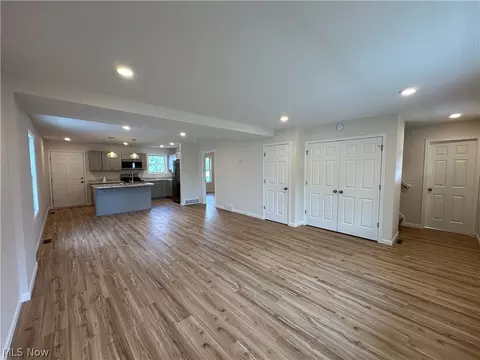Living - 90 Center St, Struthers, OH 44471 photo 2 of 3