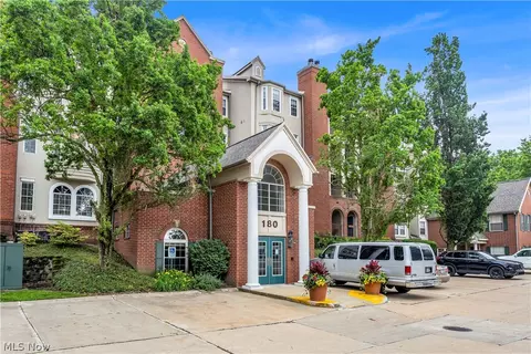180 Fox Hollow Dr #207, Mayfield Heights, OH 44124