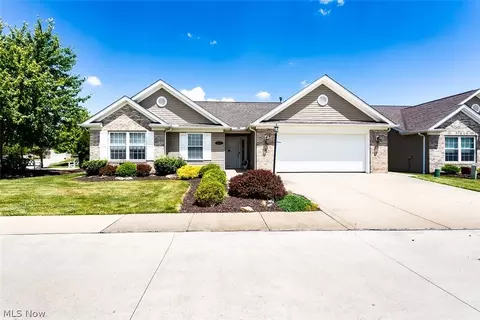 457 Harvest Ln, Seven Hills, OH 44131