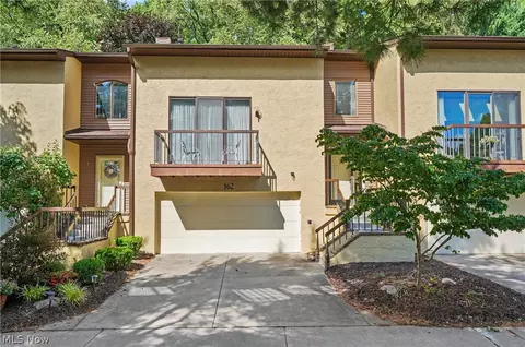 162 Lake Terrace Dr, Munroe Falls, OH 44262