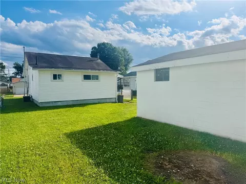 Exterior - 809 28th St, Vienna, WV 26105 photo 4 of 5