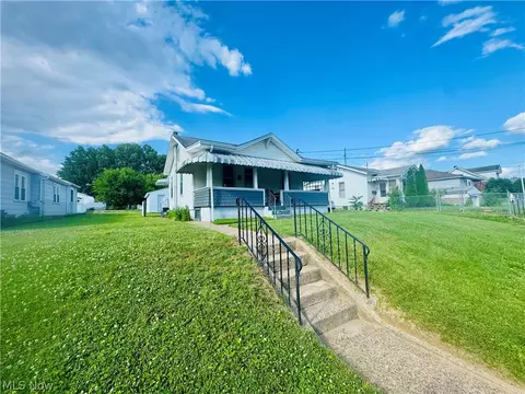809 28th St, Vienna, WV 26105