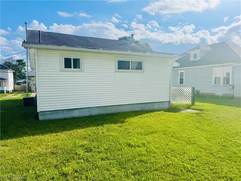 Exterior - 809 28th St, Vienna, WV 26105 photo 3 of 5