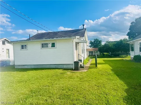 Exterior - 809 28th St, Vienna, WV 26105 photo 5 of 5