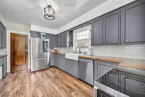 Kitchen - 334 Cornell Ave, Elyria, OH 44035 photo 4 of 6