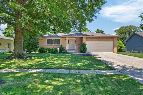 13700 Indian Creek Dr, Middleburg Heights, OH 44130