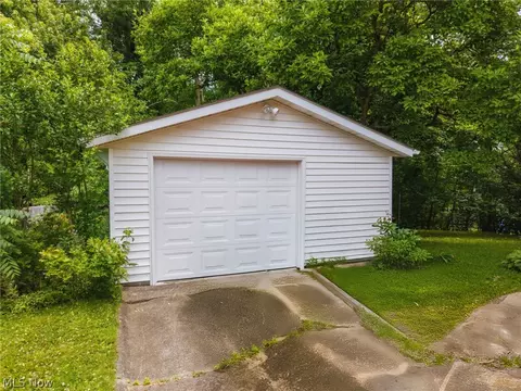 Exterior - 1151 Juniper Ave, Akron, OH 44310 photo 7 of 10