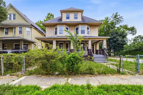 1637 Holyrood Rd, Cleveland, OH 44106