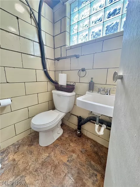 Bath - 1407 W Valentine Cir NW, Canton, OH 44708 photo 2 of 3