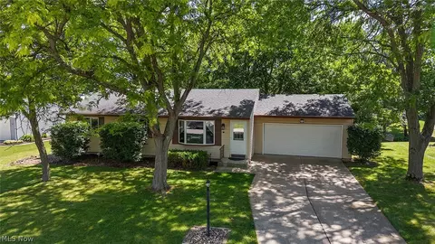 18765 Hearthstone Dr, Strongsville, OH 44136