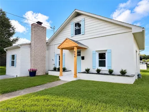 809 32nd St, Vienna, WV 26105