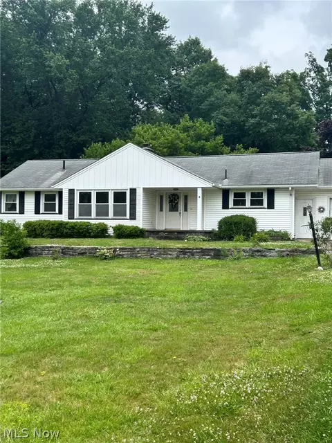 2569 Johnnycake Rd SE, Warren, OH 44484