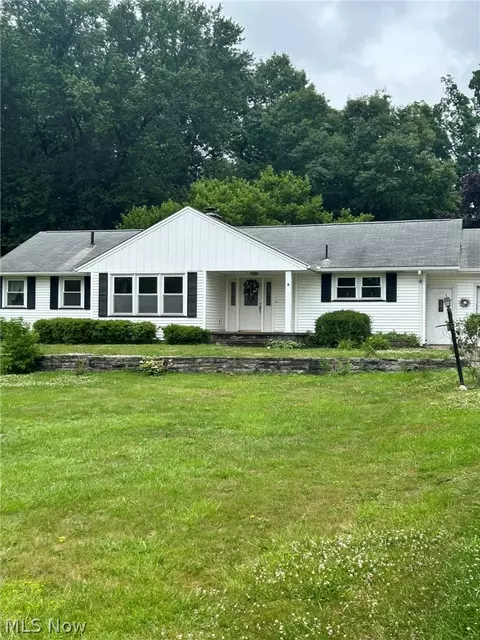 2569 Johnnycake Rd SE, Warren, OH 44484