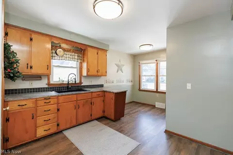 810 E Broad St, Elyria, OH 44035 photo 6