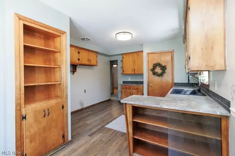 810 E Broad St, Elyria, OH 44035 photo 5