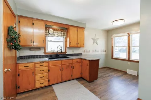 810 E Broad St, Elyria, OH 44035 photo 9