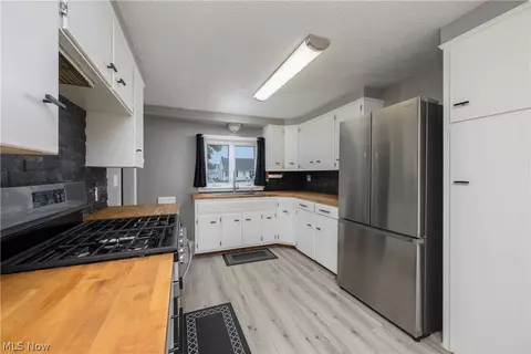 Kitchen - 4200 2nd St NW, Canton, OH 44708 photo 1 of 2
