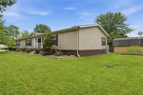 445 Pin Oak Cir, Elyria, OH 44035 photo 2