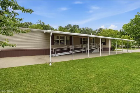 445 Pin Oak Cir, Elyria, OH 44035 photo 3
